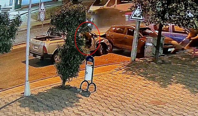Alkollü sürücü 4 araca çarparak durabildi: Köpeği can havliyle camdan fırladı