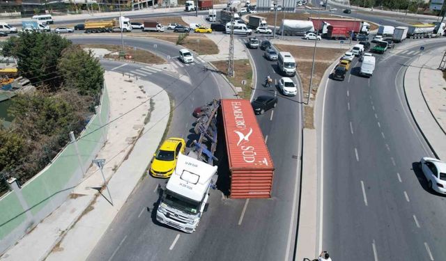 Arnavutköy’de facia ucuz atlatıldı: Kömür yüklü tırın konteyneri böyle yola devrildi