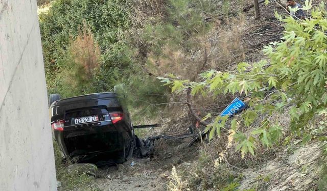 Çanakkale’de kontrolden çıkan otomobil viyadükten uçtu: 3 yaralı