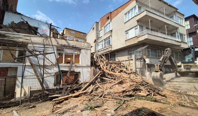 Çökme tehlikesi bulunan metruk bina yıkılıyor