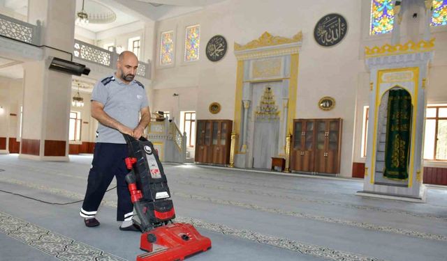 Esenyurt Belediyesi’nden camilere temizlik desteği