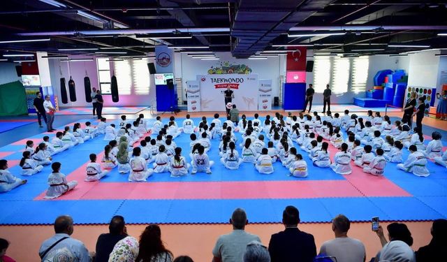 Fatih’te taekwondo gösterisi: 150 lisanslı sporcu yeteneklerini sergiledi