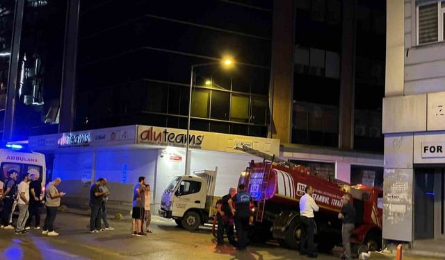 Kağıthane’de 5 katlı iş merkezinin çatısında yangın çıktı