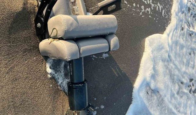 Marmara Denizi’nde parçalanmış şekilde bulunan yatın koltuğu Çanakkale’de karaya vurdu