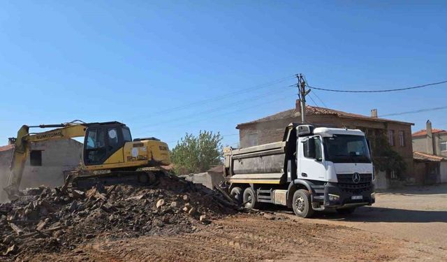 Orman yangınında hasar alan binaların enkazları bir bir kaldırılıyor