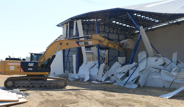 Akçalar’da 2 kaçak yapı yıkıldı