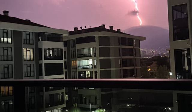 Bursa’da şimşekler geceyi aydınlattı