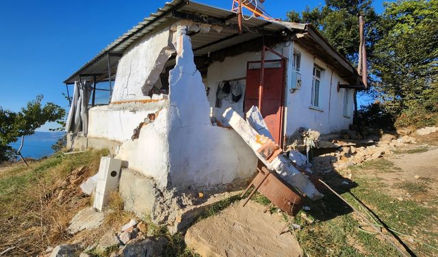 Bursa'da  maden ocağı yakınında oluşan yarıklar evi ikiye böldü