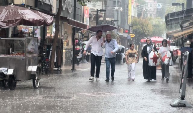 Bandırma’da sağanak yağış etkili oldu