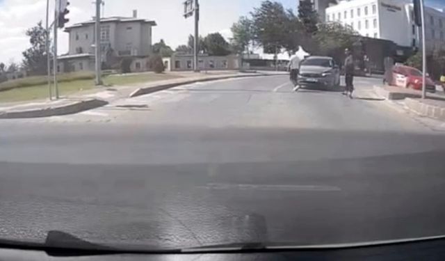 Çanakkale’de yol verme kavgası araç kamerasına yansıdı