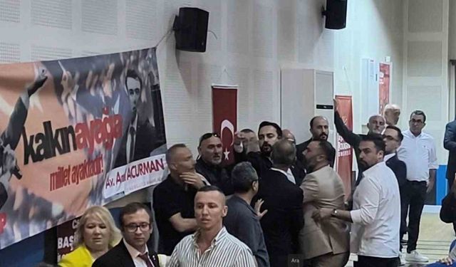 CHP kongresinde kavga: Tekme ve tokatlar havada uçuştu