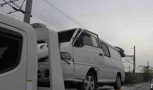 Kaygan zeminde kontrolden çıkan minibüs devrildi: 1 yaralı