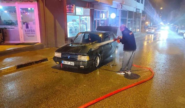 Seyir halindeki otomobil bir anda alev topuna döndü