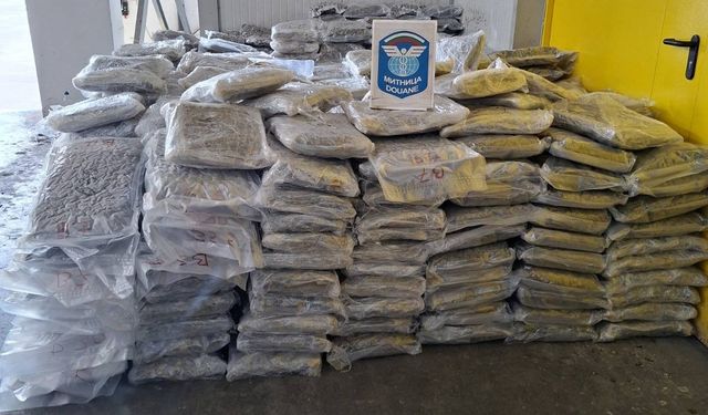 Sınır kapısında 739 kilo esrar ele geçirildi
