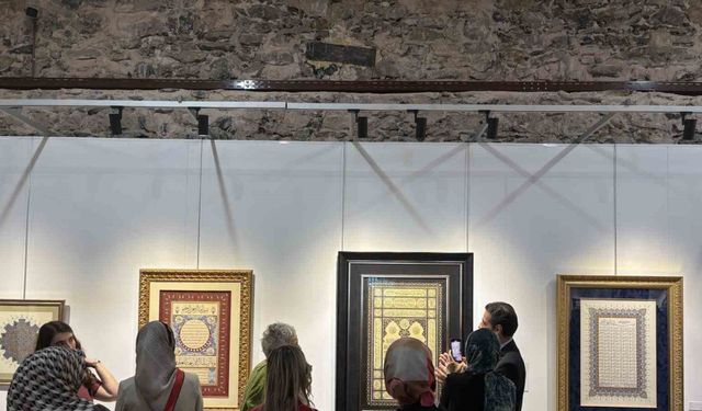 Sonsuz Desenlerde Altın İzler Hat ve Tezhip Sergisi Dolmabahçe Sarayı’nda sanatseverler ile buluştu