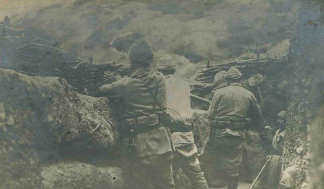 Türk askerleri, Çanakkale cephesinde düşmanla burun buruna siper kazdı