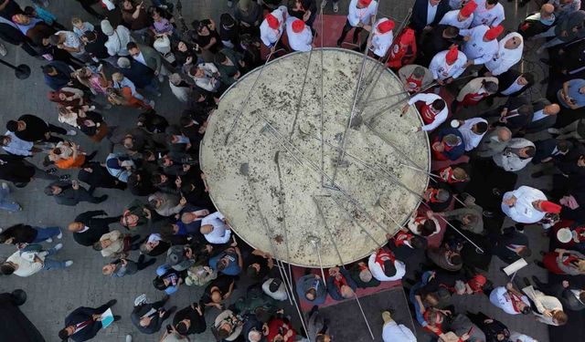 Türkiye’nin en büyük tenceresinde 6 ton pilav pişirildi
