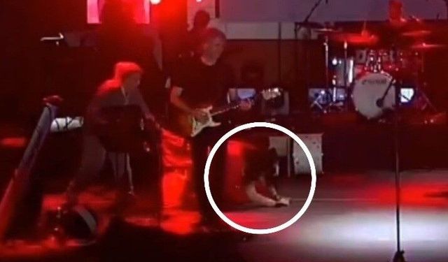 Ünlü sanatçı sahneye çıkarken düştü