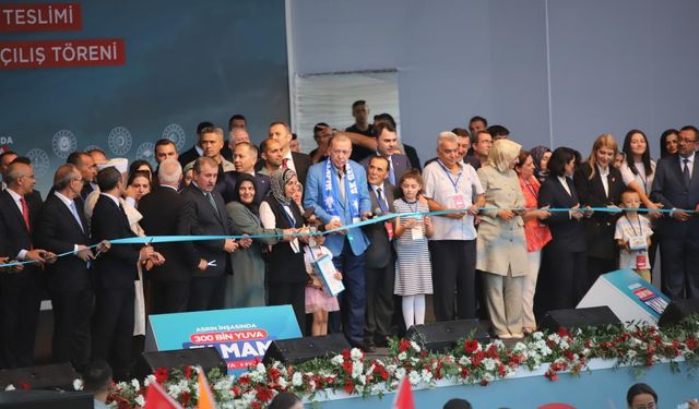 Cumhurbaşkanı Erdoğan 'hazırlıklıyız' deyip duyurdu! 300 bininci konut teslim edildi...