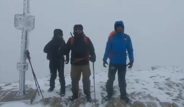 Bursalı dağcılar mevsimin ilk karında Uludağ'ın 2543 metre zirvesine tırmandı