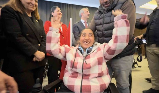 Akülü sandalyeye kavuşan vatandaşlar sevinçten ağladı