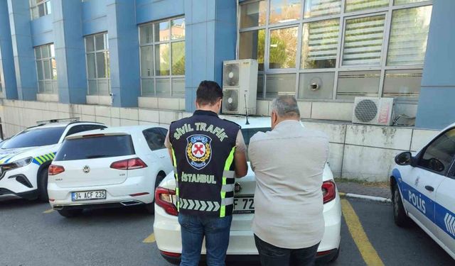 Avcılar’da bir sürücü İETT otobüsünün önünü kesti: O anlar kamerada