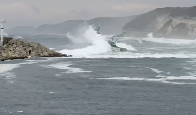 Balıkçı teknesinin dev dalgalarla mücadelesi: Yürekleri ağza getiren anlar