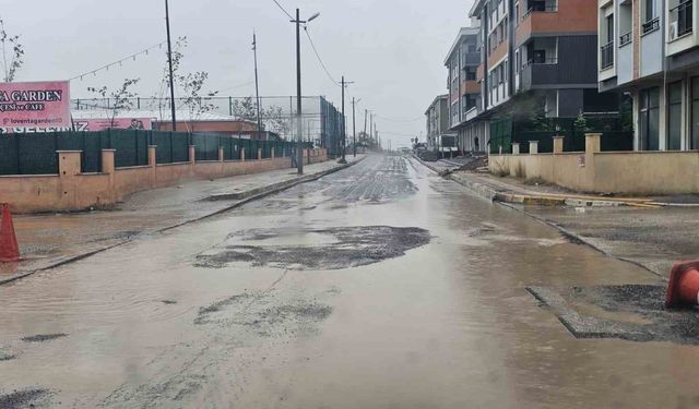 Bandırma’da sağanak yağış etkili oldu