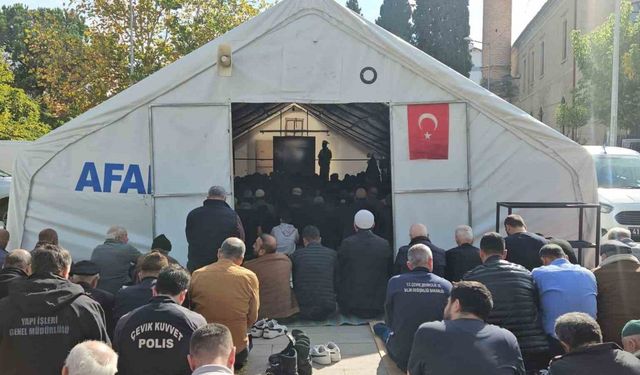 Depremin vurduğu Sındırgı’da cuma namazı çadırlarda kılındı
