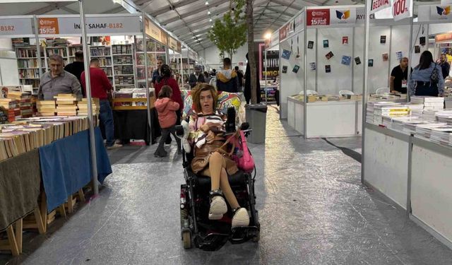 "Engelsiz Taksi" yazar Sena’yı her gün okurlarıyla buluşturuyor