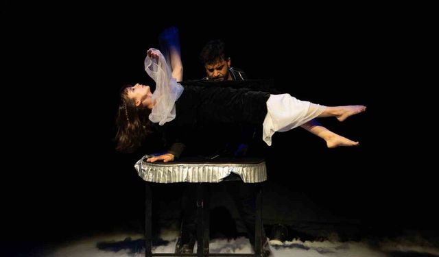 Enver Ertaş iddialı ve eğlenceli yeni gösterisiyle sahnede