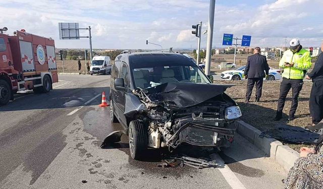 Hafif ticari araç ile otomobil çarpıştı: 2’si çocuk 3 yaralı