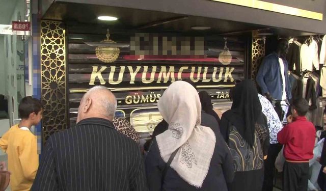 Kuyumcu altınları alıp kaçtı, vatandaşlar dükkanı yağmalamaya çalıştı