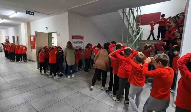 Okulda deprem tatbikatı gerçeği aratmadı