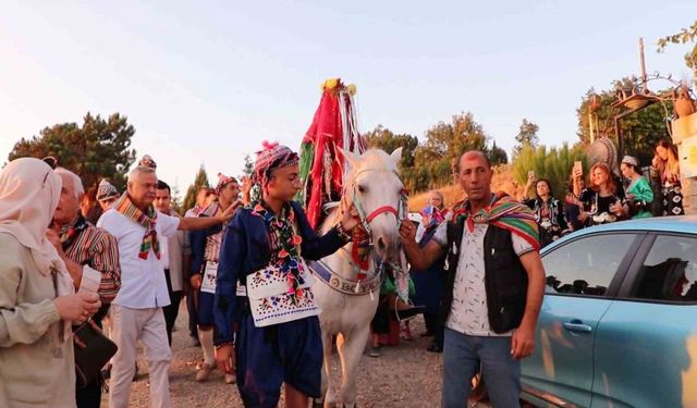 Profesörle doçent, Yörük kıyafetiyle köy düğünü yaptı
