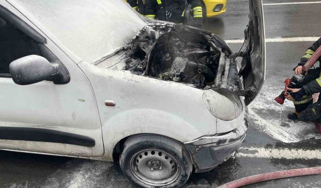 Seyir halindeki otomobil alev aldı
