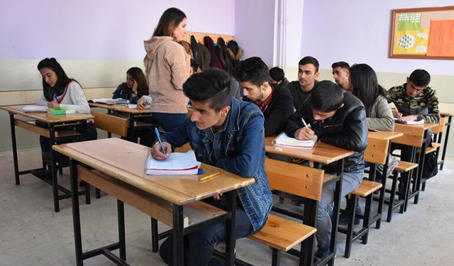 Cumhurbaşkanı Erdoğan'dan 'üzerinde biraz daha çalışın' talimatı! Liselerin kısaltılması rafa kalktı