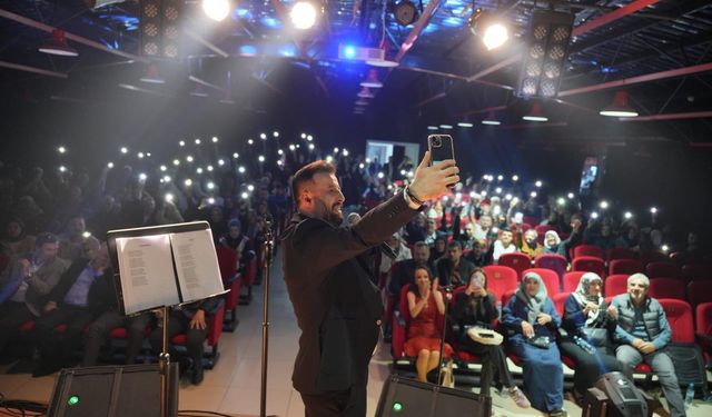 İnegöllü sanatçı Yağızhan sevenleriyle buluştu