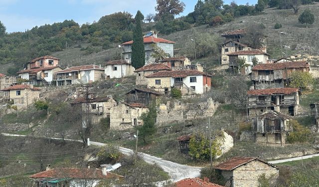 450 yıllık köy hayalet köye dönüştü...Köyde sadece 4 kişi yaşıyor