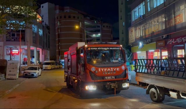 Bursa'da asansörde mahsur kaldılar! İmdatlarına itfaiye yetişti...