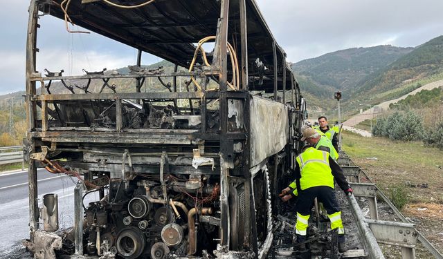Bursa'da ortaokul öğrencilerini taşıyan otobüs alevlere teslim oldu