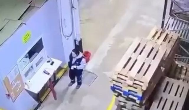 Paletlerin altında kalmaktan son anda kurtuldu