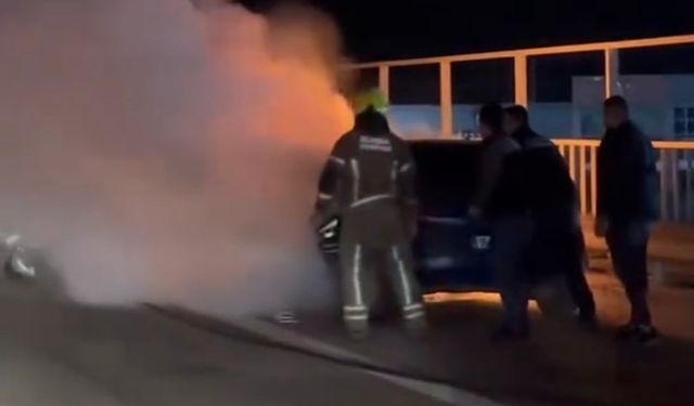 Bursa'da seyir halindeki otomobil alev alev yandı