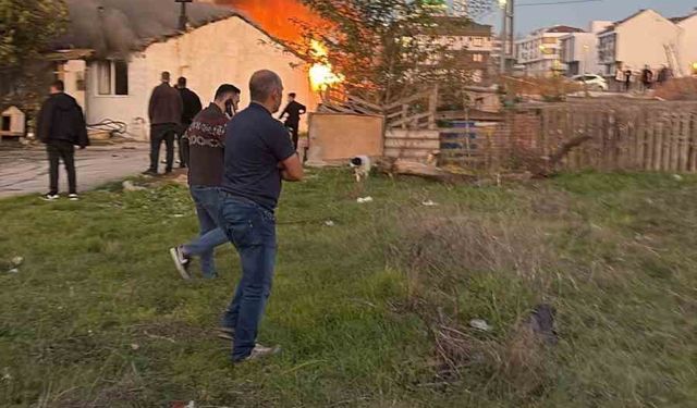 Arnavutköy’de gecekondu alev alev yandı