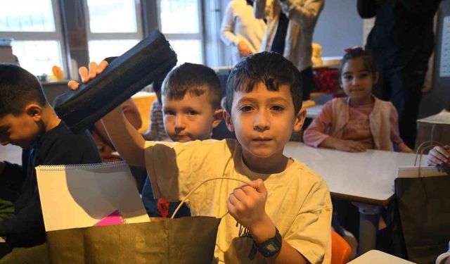 Beşiktaşlılar derneğinden deprem bölgesindeki çocuklara hediye