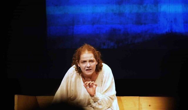 Beşiktaş’ta "Ten Rengi" tiyatro oyunu sahnelendi