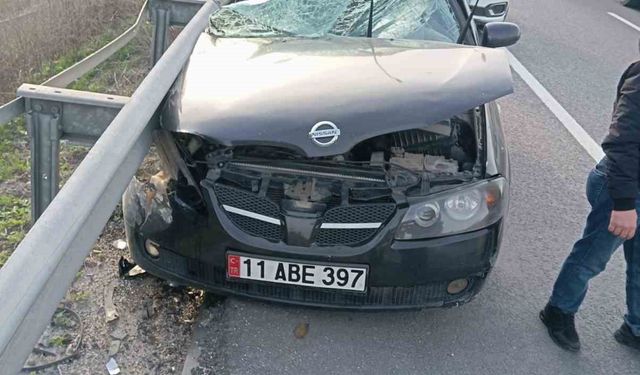Bilecik’te kontrolden çıkan otomobil bariyerlere çarptı: 1 yaralı