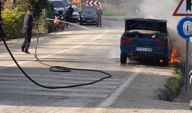 Eceabat’ta seyir halindeki otomobil yanarak kullanılamaz hale geldi