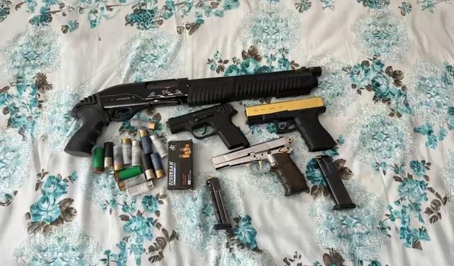 Edirne’de evden ruhsatsız tabancalar ve mühimmat çıktı