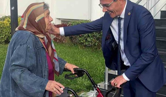 Erenler’de gönülleri ısıtan anlar: Makam aracını yaşlı kadına tahsis etti